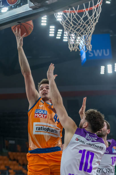 与传统豪强 与传统豪强