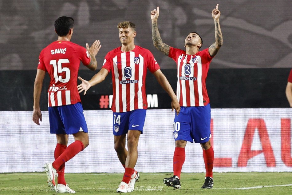 莱万的带领 莱万的带领