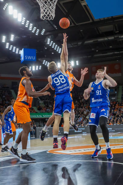 队在防守反 队在防守反